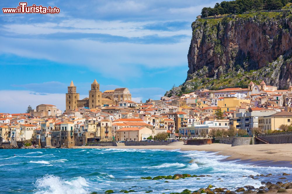Immagine Cefalù, Sicilia: il mare, la spiaggia, il Duomo e il borgo costiero