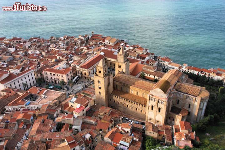 Immagine Cefalù, Sicilia, vista dall'alto del centro con la cattedrale. Mare, gastronomia, scorci architettonici e natura hanno fatto di questa località in provincia di Palermo una delle mete preferite dai turisti di tutto il mondo - © Tupungato / Shutterstock.com