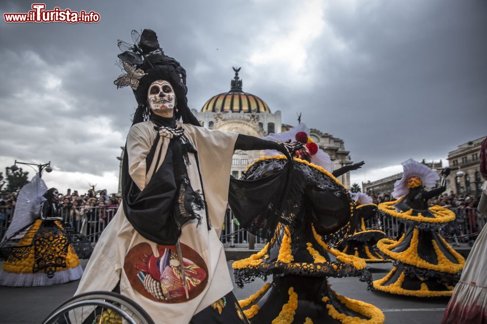 Immagine Festeggiamenti durante la sfilata del Día de Muertos davanti il Palacio de Bellas Artes a Città del Messico.