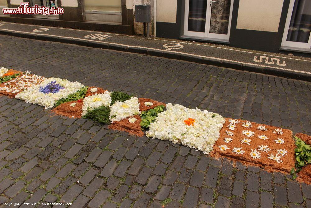 Immagine Celebrazione della Festa del Corpo e del Sangue di Cristo sull'isola di Faial, Portogallo. Le strade della cittadina di Horta vengono decorate con motivi floreali - © Katrin85 / Shutterstock.com