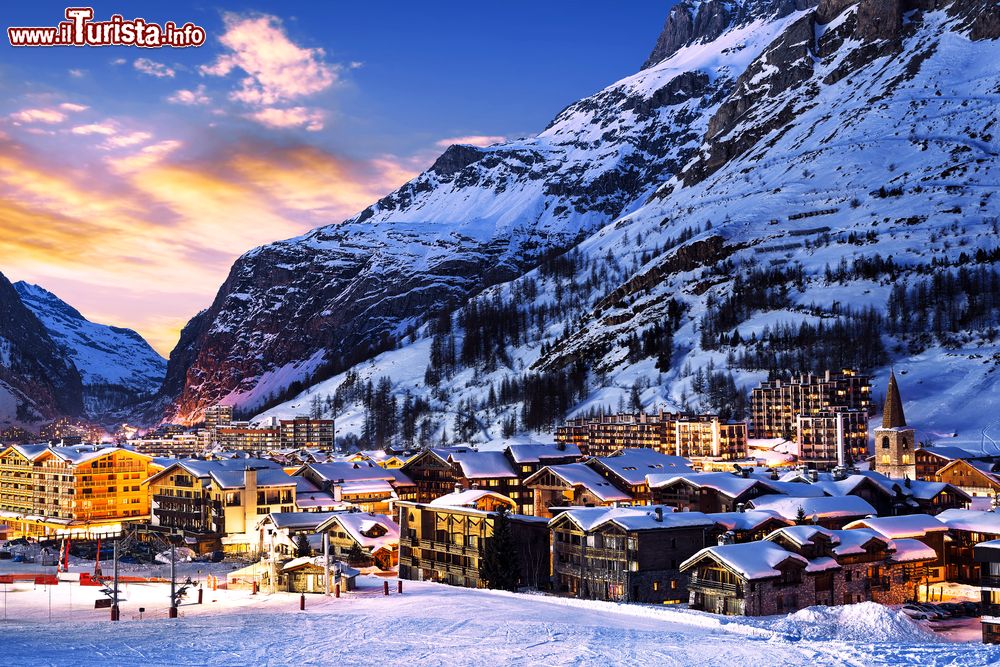 Immagine La celebre località di montagna di Val d'Isère al tramonto in inverno, Tarantaise, Alpi (Francia).