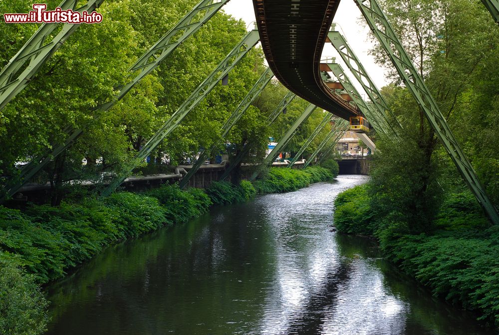 Immagine La celebre monorotaia sospesa di Wuppertal (Germania) mentre corre sul fiume Wupper. E' una delle principali attrazioni della città.
