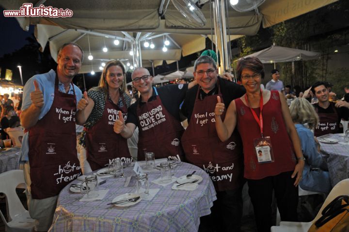 Immagine Cena al Makansutra Gluttons Bay di Singapore: turisti italiani in compagnia di una guida del "The Original Singapore Walks", società che organizza tour ed escursioni alla scoperta della Lion City - © Sonja Vietto Ramus