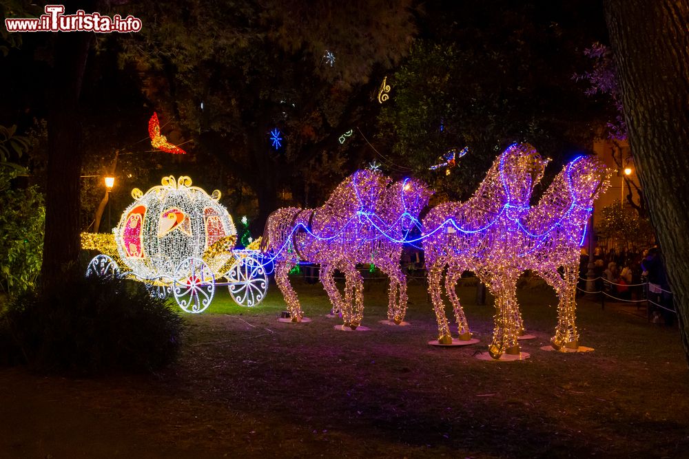 Immagine Cenerentola: una delle luminarie di Natale a Salerno 