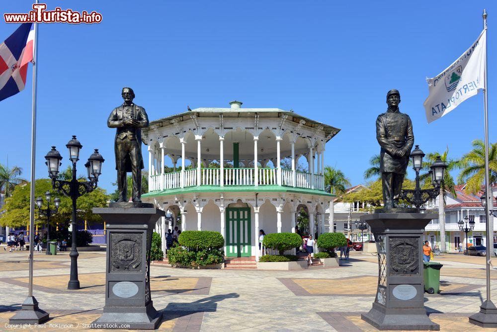 Immagine Central Park a Puerto Plata, Repubblica Dominicana, con gazebo e statue - © Paul McKinnon / Shutterstock.com