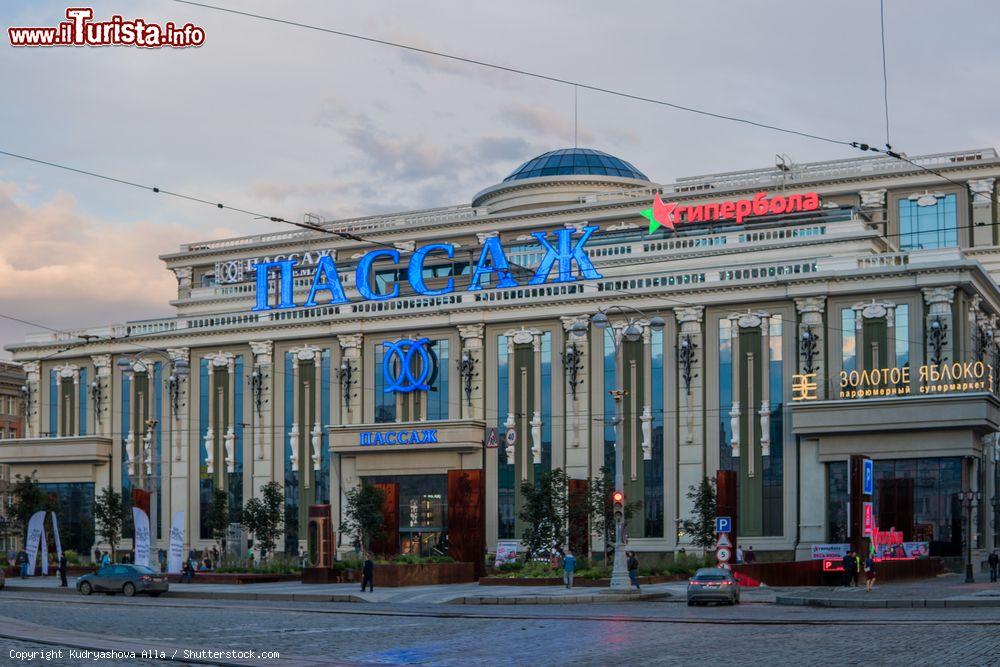 Immagine Central Square e strada Lenin nel centro di Ekaterinburg, Russia, al crepuscolo - © Kudryashova Alla / Shutterstock.com