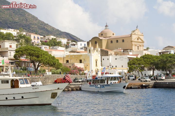 Immagine Centro abitato di Salina, Sicilia - Si affacciano sulle acque del Mar Tirreno le graziosi case di  Rinella, uno dei tre borghi dell'isola © Natursports / Shutterstock.com