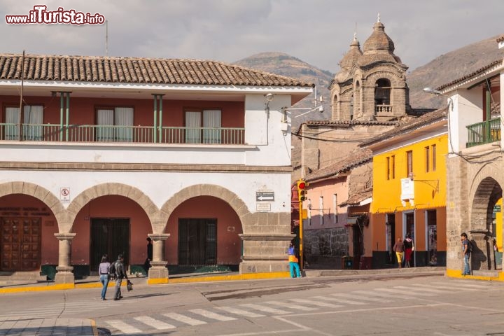 Immagine Scorcio panoramico del centro di Ayacucho, Perù - Capitale della provincia di Huamanga e dell'omonima regione, Ayacucho è una bella cittadina universitaria con molte chiese (si parla di 33 edifici di culto ospitati sul suo territorio) e palazzi raffinati. Dimore di impronta coloniale e caratteristici mercati si trovano quasi tutti nel suo centro storico facilmente raggiungibile a piedi dalla grande Plaza de Armas © Christian Vinces / Shutterstock.com