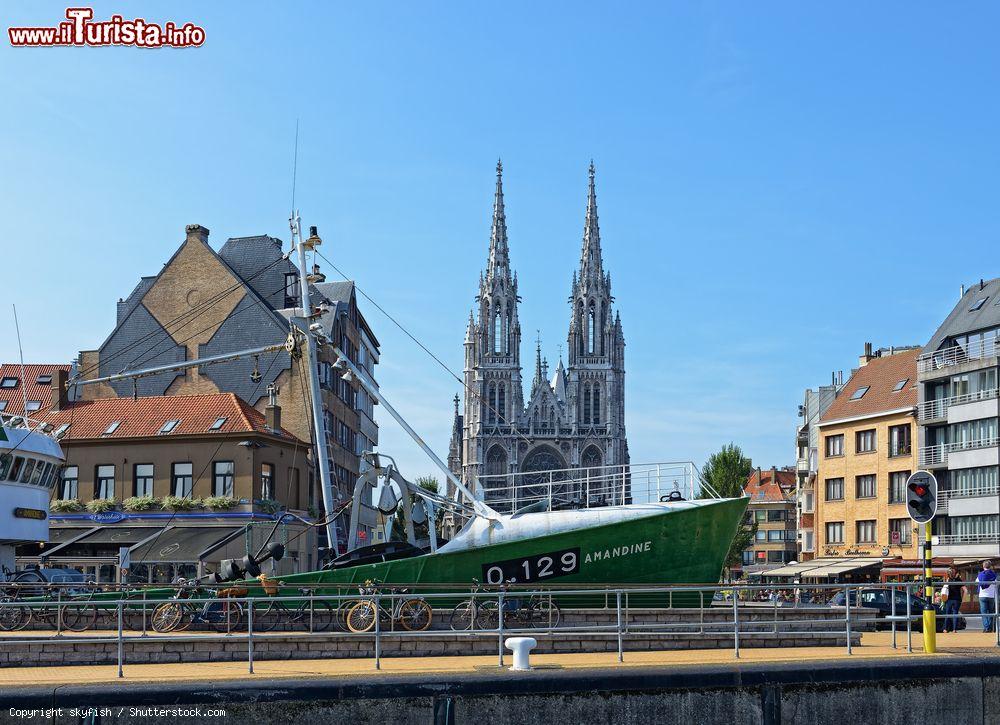 Immagine Il centro città di Ostenda (Belgio) con il museo-barca e la chiesa di San Pietro e San Paolo - © skyfish / Shutterstock.com