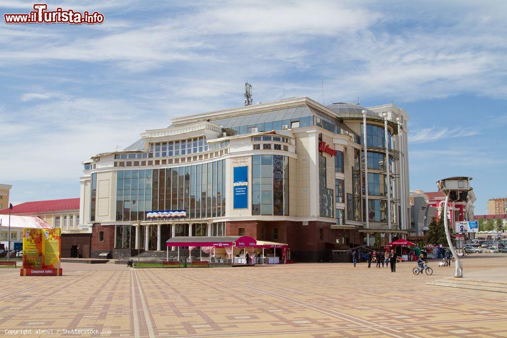 Immagine Centro commerciale e di divertimento in Piazza Ogarev nella città di Saransk, Russia - © alenvl / Shutterstock.com