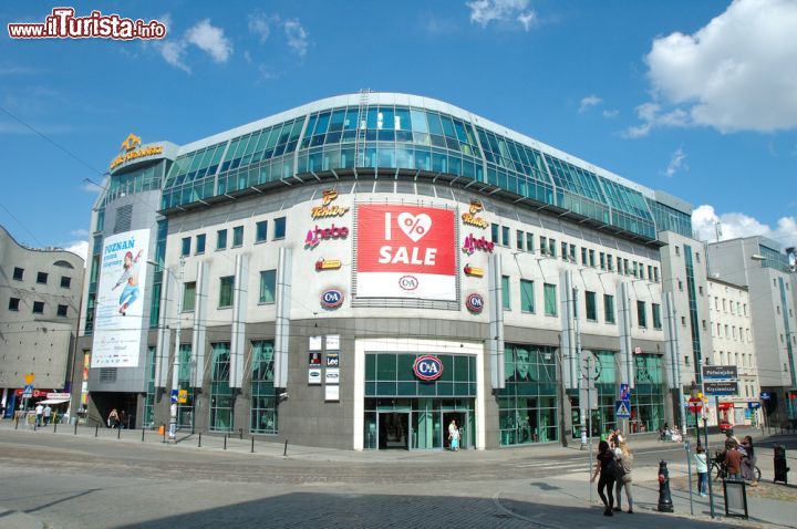 Immagine Centro commerciale Kupiec Poznanski a Poznan, Polonia - E' un moderno shopping centre situato nel cuore di Poznan inaugurato nel 2001. Sei piani e un'architettura moderna e funzionale caratterizzano questo complesso costruito alla confluenza delle principali vie cittadine del commercio © JanHetman / Shutterstock.com