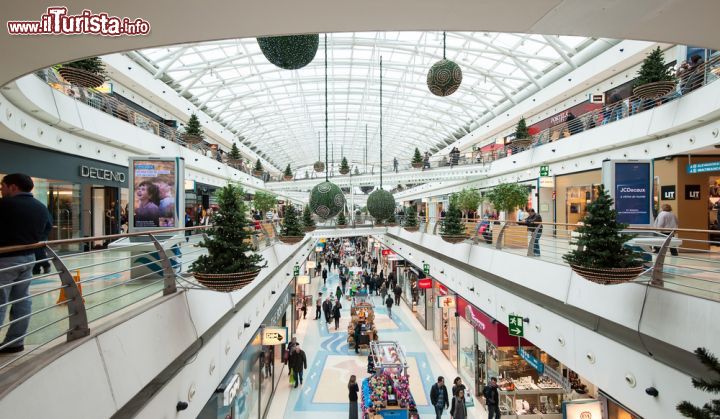 Immagine L'interno dello shopping centre Vasco da Gama di Lisbona, moderno centro commerciale fra i più belli del Portogallo con 164 negozi, 36 ristoranti, 10 cinema, un centro benessere e un parco giochi. Progettato da Antonio Calatrava, come molti altri nuovi edifici della capitale portoghese, è aperto tutti i giorni dalle 10 sino a mezzanotte. Dopo lo shopping fra prodotti artigianali locali, negozi di abbigliamento, supermercato e griffe di fama mondiale (qui a prezzi più convenienti che in altre capitali europee) si può raggiungere il terzo piano dedicato alla ristorazione dove scegliere tra fast food internazionali, chioschi e ristoranti etnici da tutto il mondo - foto © pio3 / Shutterstock.com