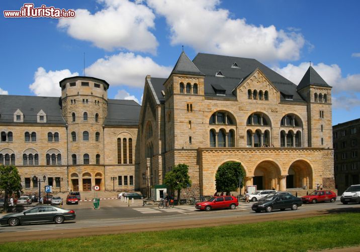 Immagine Centro culturale di Poznan, Polonia - Il castello imperiale neoromanico, progettato da Franz Schwechten e costruito fra il 1905 e il 1910, venne ristrutturato nel periodo bellico con la collaborazione di Albert Speer, architetto personale di Hitler. Oggi ospita al suo interno il centro culturale "Zamek" e il Teatro dell'Animazione © Agata Dorobek / Shutterstock.com