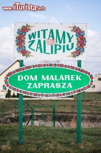 Immagine L'insegna del centro culturale Dom Malarek (Casa delle pittrici) a Zalipie. Il centro fornisce tutte le informazioni riguardanti la tradizione pittorica del villaggio - foto © HUANG Zheng / Shutterstock.com