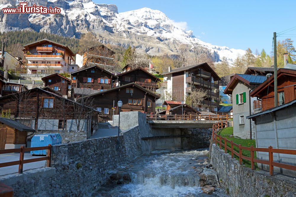 Immagine Il centro del villaggio di Leukerbad, cantone del Vallese, Svizzera. Il paese è conosciuto, fra l'altro, per le terme: ospita infatti la stazione termale più grande in assoluto delle Alpi.