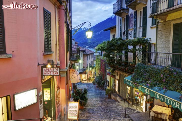 Immagine Uno scorcio serale del centro storico di Bellagio, comune lombardo situato alla confluenza dei due bracci del lago di Como - foto © Alessandro Storniolo / Shutterstock.com