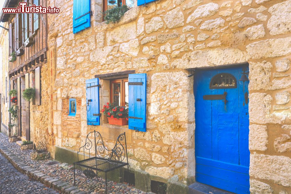 Immagine Centro di Bergerac (Francia): facciata di case in pietra con porte e finestre in legno blu.