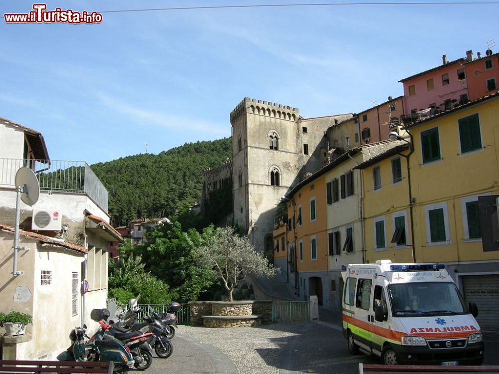 Immagine Centro di buti con torre del Castel Tonini - © Sailko, CC BY-SA 3.0, Wikipedia