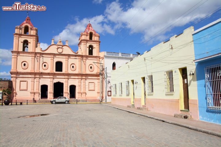 Immagine Il centro storico di Camaguey, Cuba -  Dal 2008 questa città cubana è inserita fra i patrimoni dell'Unesco: il riconoscimento è dovuto al fatto che Camaguey è uno dei primi sette villaggi fondati a Cuba dagli spagnoli. L'area interessata da questo importante inserimento è di circa 54 ettari  in cui si trovano edifici in stile neoclassico, neocoloniale, Art déco e Nouveau © Tupungato / Shutterstock.com