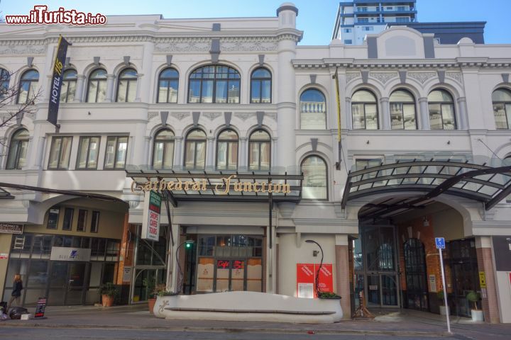 Immagine Il centro di Christchurch, città della Nuova Zelanda che conta circa 390 mila abitanti. Chiese, musei, gallerie d'arte, costruzioni coloniali e il bellissimo Municipio sono solo alcune delle tante attrazioni da visitare durante un tour alla scoperta della più grande città dell'Isola del Sud - © alarico / Shutterstock.com