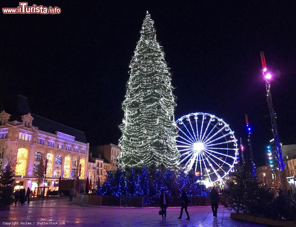 Immagine Il centro di Clermont-Ferrand (Francia) by night con decorazioni luminose e albero di Natale in Piazza Jaude - © Keitma / Shutterstock.com