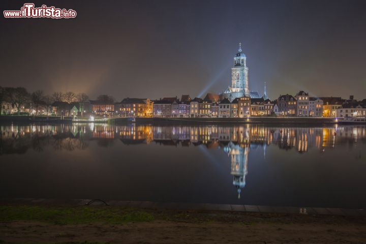Immagine Gli edifici del centro di Deventer di notte si riflettono sulle acque del fiume Ijssel creando una suggestiva immagine a specchio - foto © elroyspelbos / Shutterstock.com