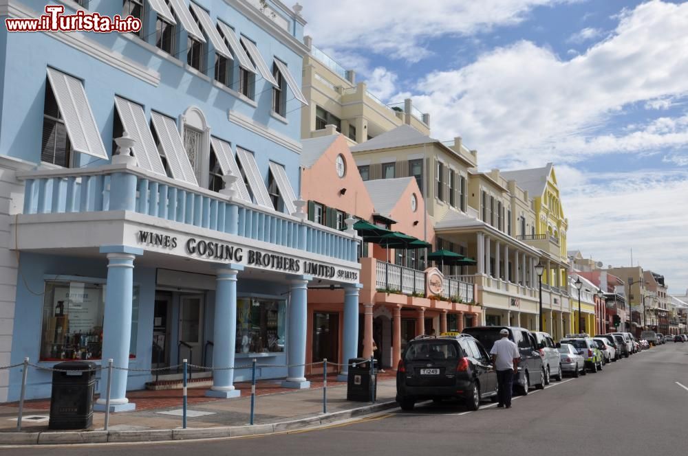 Immagine Il centro di Hamilton, isola di Bermuda. E' la capitale del territorio d'oltremare britannico di Bermuda, centro finanziario, porto principale e meta turistica - © Ritu Manoj Jethani / Shutterstock.com