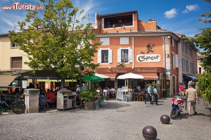 Immagine Un'immagine di vita quotidiana nel centro storico di L'Isle-sur-la-Sorgue, cittadina di circa 20.000 abitanti del sud della Francia - foto © Ivica Drusany / Shutterstock.com