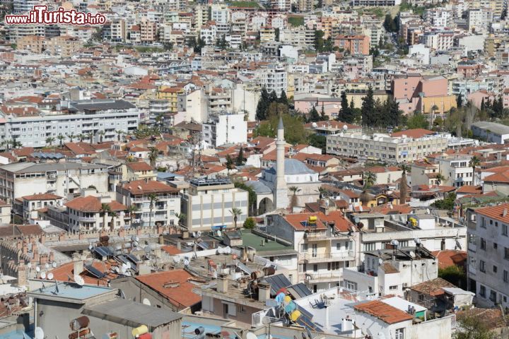 Immagine Centro di Kusadasi, Turchia - La città ha iniziato ad assumere la sua conformazione attuale agli inizi del XVII° secolo quando il vizir ottomano Pasa contribuì allo sviluppo della città cingendola di mura, costruendo biblioteche, scuole coraniche, fontane pubbliche intorno alle moschee e una rete idrica con cui rendere possibile l'approvvigionamento d'acqua. Il cuore di Kusadasi ospita tutt'oggi alcuni dei monumenti e dei luoghi più interessanti di tutta la Turchia © Volker Rauch / Shutterstock.com