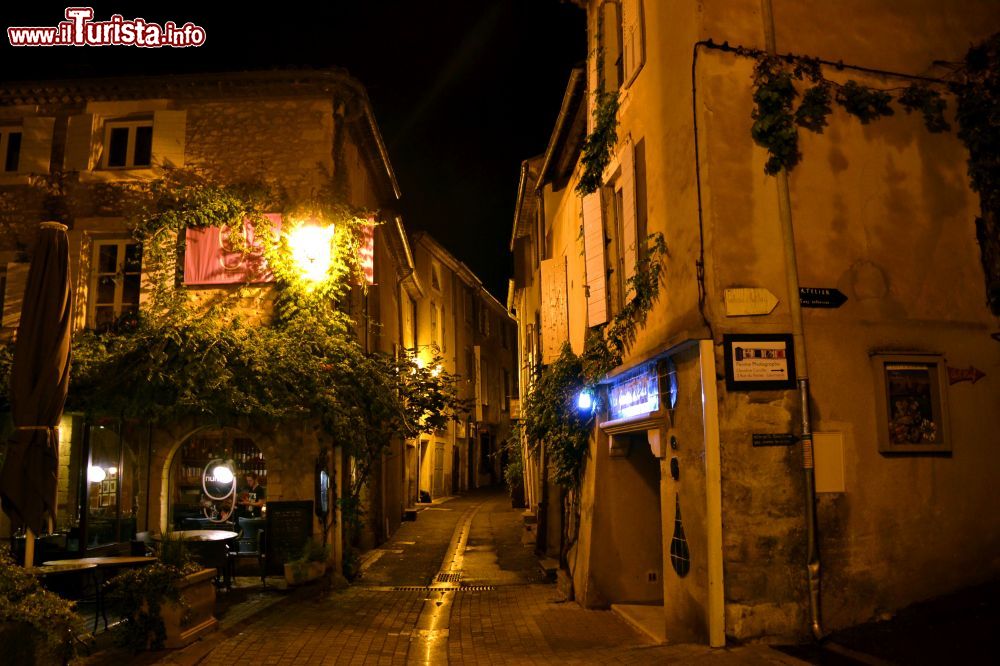 Immagine Il centro di Lourmarin (Francia) in una fotografia serale. Il piccolo villaggio nel Parco regionale del Luberon è abitato da circa 1000 persone.