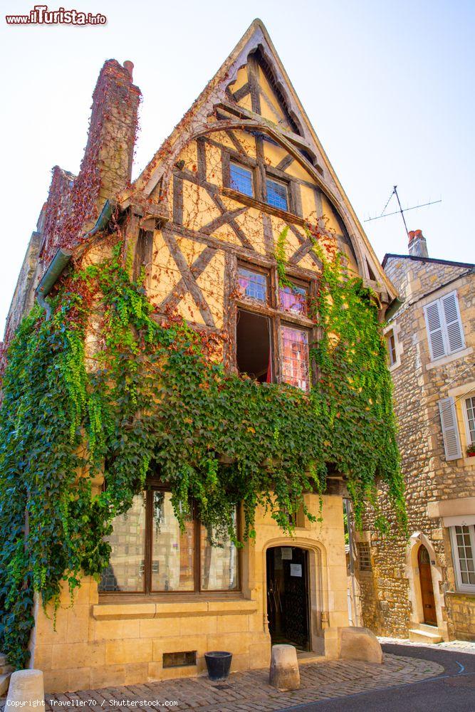 Immagine Centro di Nevers (Francia): una pittoresca casa a graticcio ricoperta di edera con foliage autunnale - © Traveller70 / Shutterstock.com