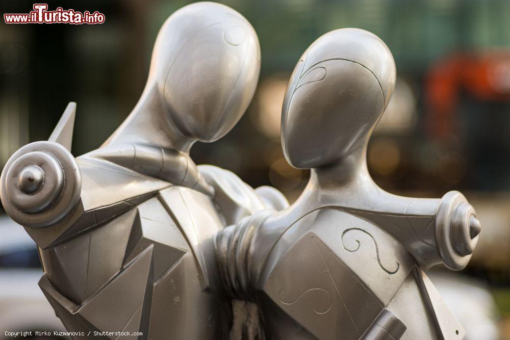 Immagine Centro di Osaka, Giappone: particolare di un'opera scultorea ospitata in Midosuji Avenue - © Mirko Kuzmanovic / Shutterstock.com