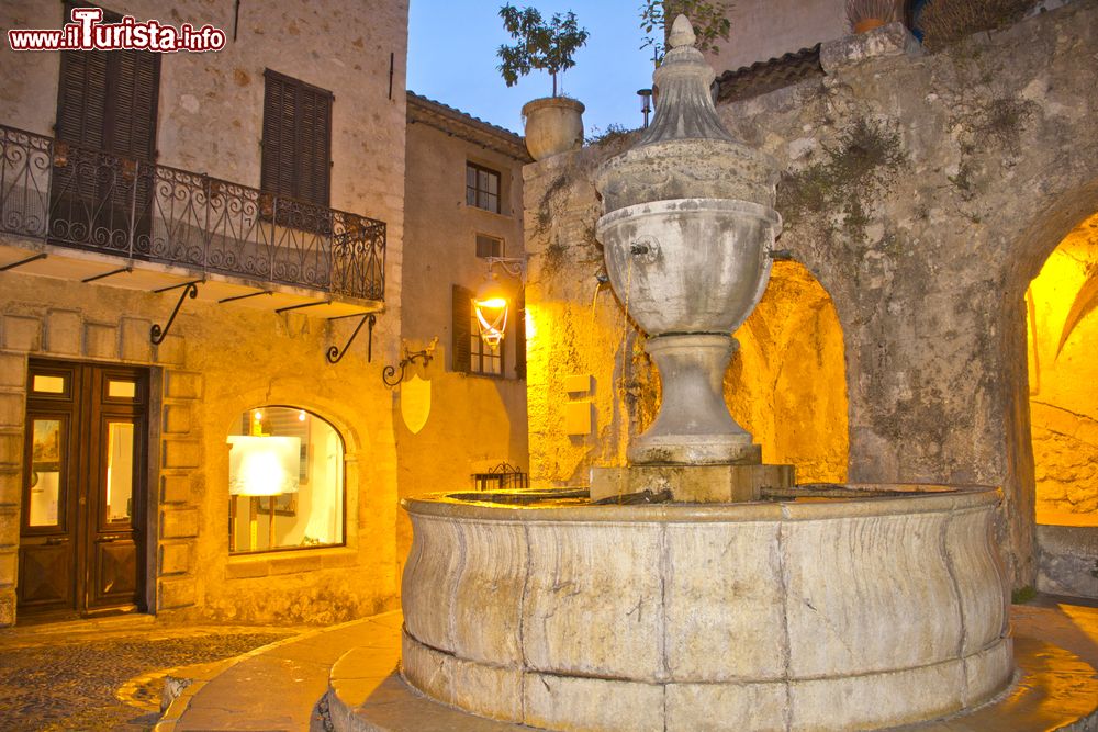 Immagine Il centro di Saint-Paul-de-Vence fotografato di notte, Francia. Un suggestivo scorcio notturno del villaggio medievale abitato da circa 3500 persone.