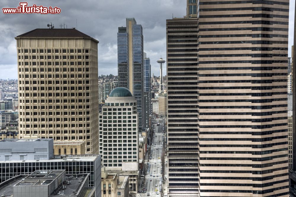 Immagine Centro di Seattle, Washington: skyline con 2nd Avenue e lo Space Needle.