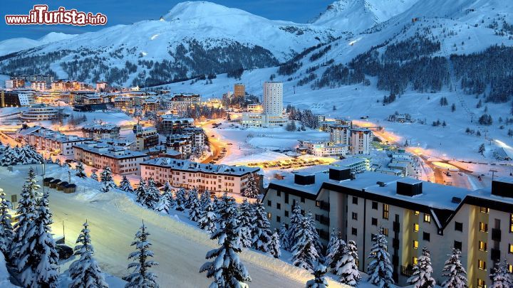 Immagine Il magico centro di Sestriere dopo una nevicata durante le vacanze di Natale - © stout/ Shutterstock.comc