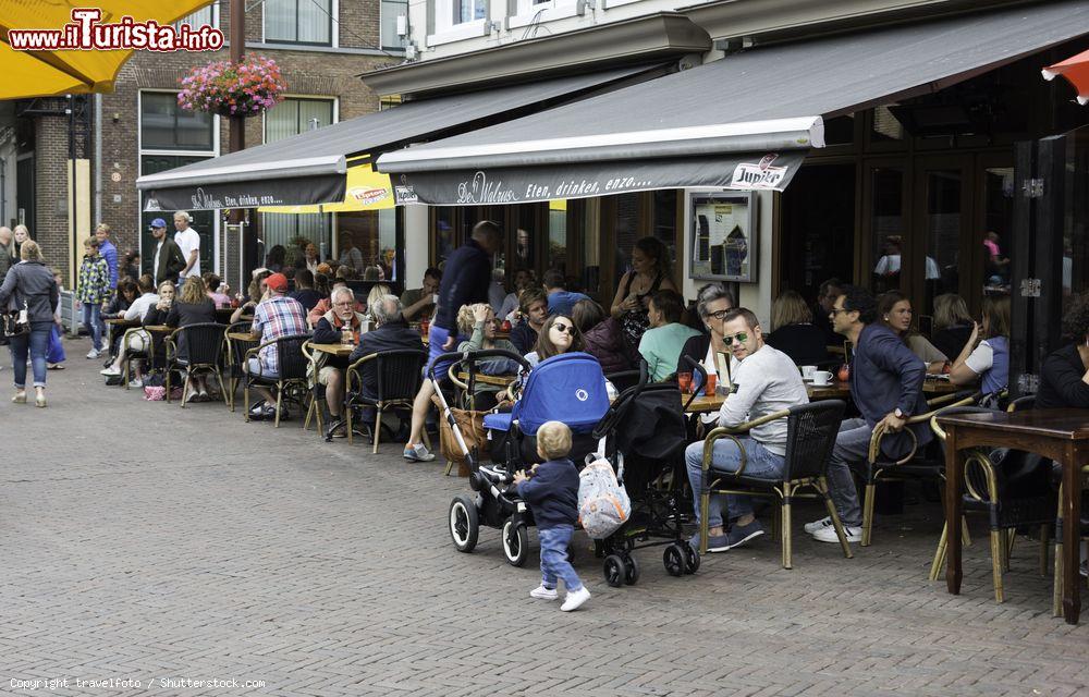 Immagine Centro di Sneek, Olanda: gente in relax seduta ai caffé e nei locali della cittadina della Frisia - © travelfoto / Shutterstock.com