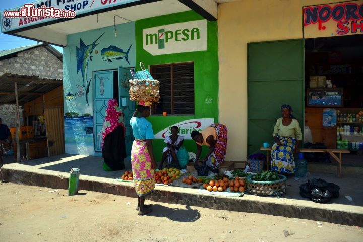 Immagine Centro di Watamu, Kenya: un'immagine della vita quotidiana in paese, dove il commercio informale in strada si affianca a quello regolare nei negozi.