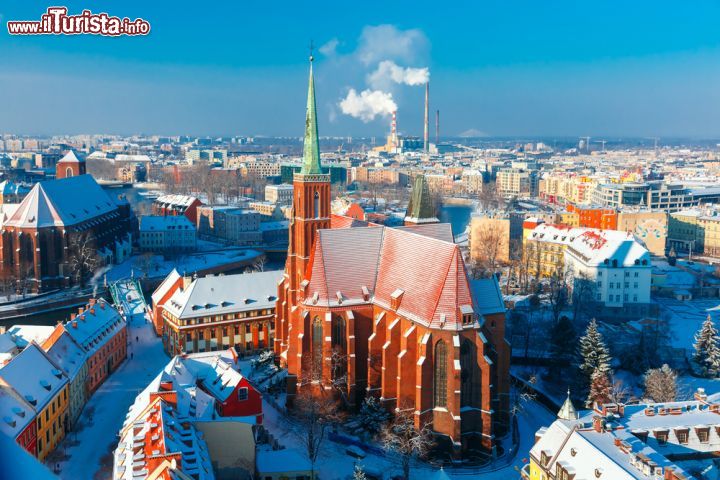 Immagine Vista aerea di Wroclaw dopo una nevicata, Polonia - Una bella veduta invernale del centro di Breslavia con la chiesa di Holy Cross e di San Bartolomeo  © kavalenkava volha / Shutterstock.com