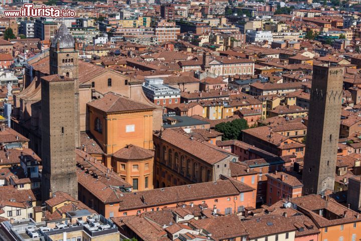 Immagine Il centro medievale di Bologna, costellato di torri. Oggi ne esistono solo più una ventina fra le circa 100 che un tempo impreziosivano la città - © Kanuman / Shutterstock.com