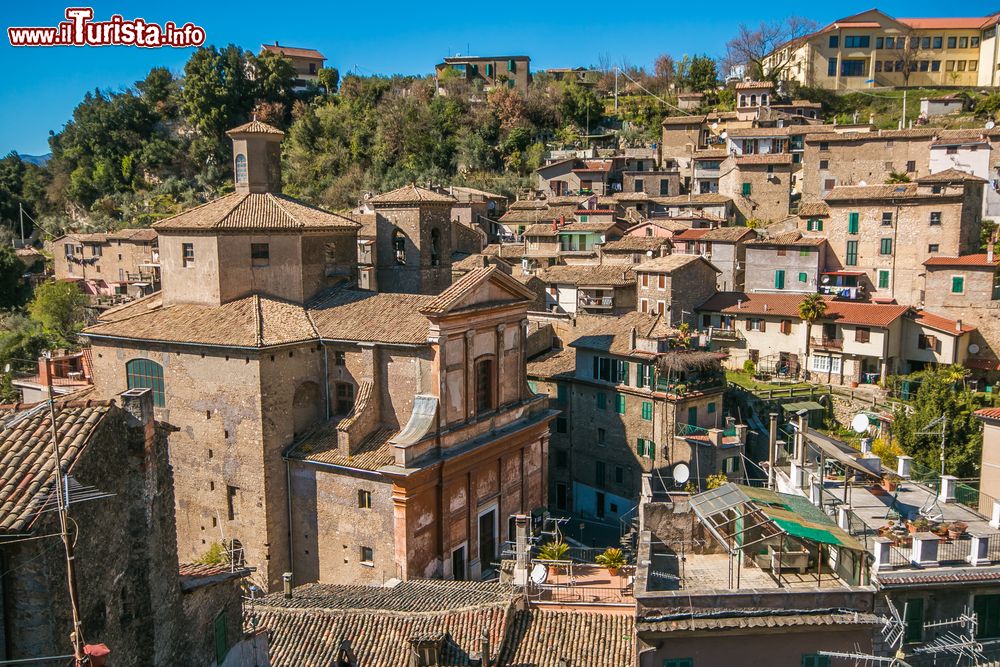 Immagine Il centro storico del villaggio medievale di Subiaco, provincia di Viterbo, Lazio. Situato su uno sperone di roccia calcarea, questo borgo alto-medievale è immerso in un territorio ricco di attrattive artistico-culturali e naturalistiche.