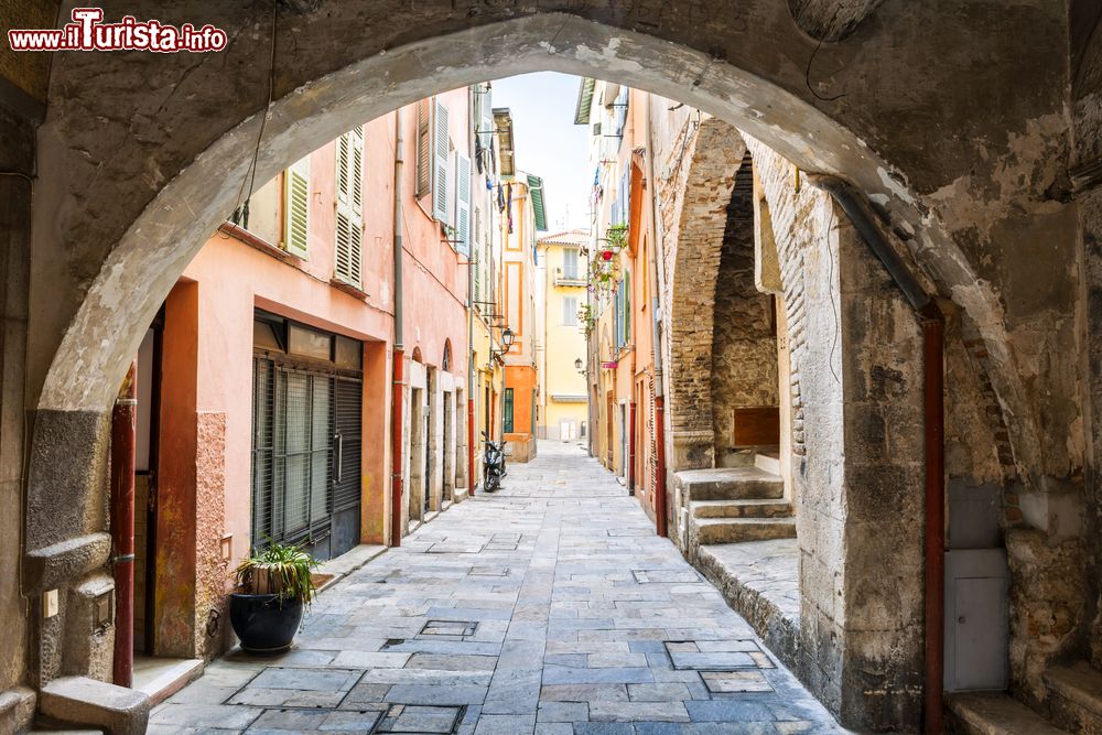 Immagine Archi e vicoli ciottolati nel centro storico della cittadina di Villefranche-sur-Mer, sulla Costa Azzurra francese.