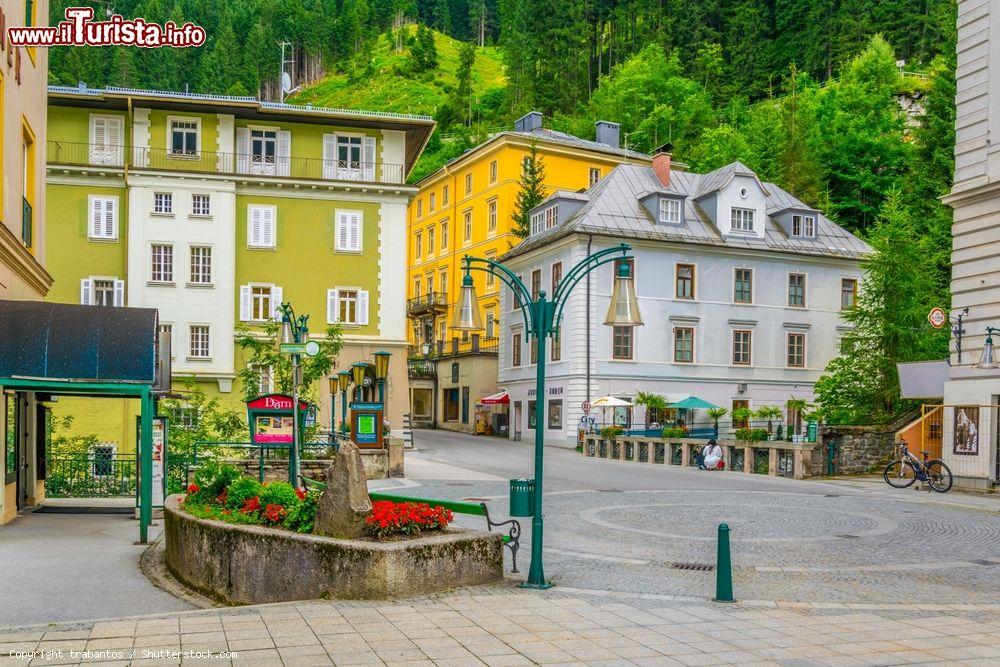 Immagine Centro storico di Bad Gastein, Austria: questa località sorge nel cuore del parco nazionale degli Alti Tauri ed è abbarbicata alla roccia a un'altitudine di 1000 metri - © trabantos / Shutterstock.com
