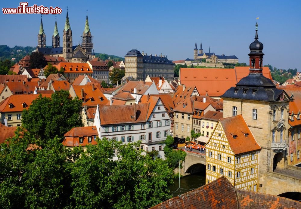 Immagine Centro storico di Bamberga e ponte sul fiume Regnitz visti dall'alto, Germania.