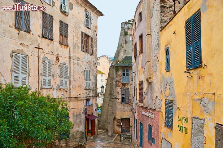 Immagine Centro storico di Bastia, Corsica. La città è famosa per le sue stradine e i vicoli stretti - © eFesenko / Shutterstock.com