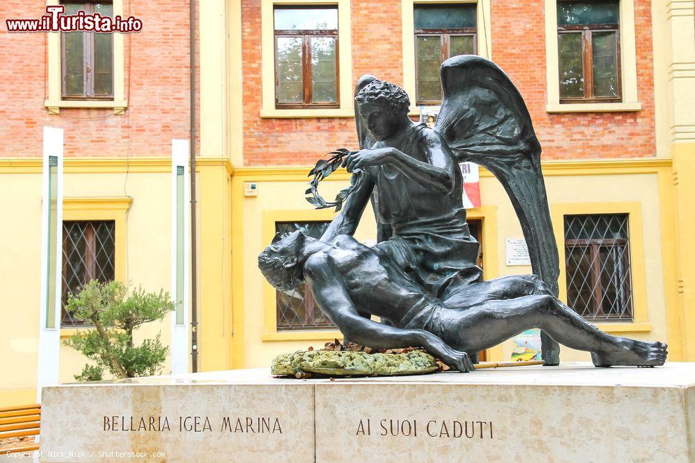 Immagine Centro storico di Bellaria Igea Marina, provincia di Rimini: il Monumento ai caduti - © Nick_Nick / Shutterstock.com
