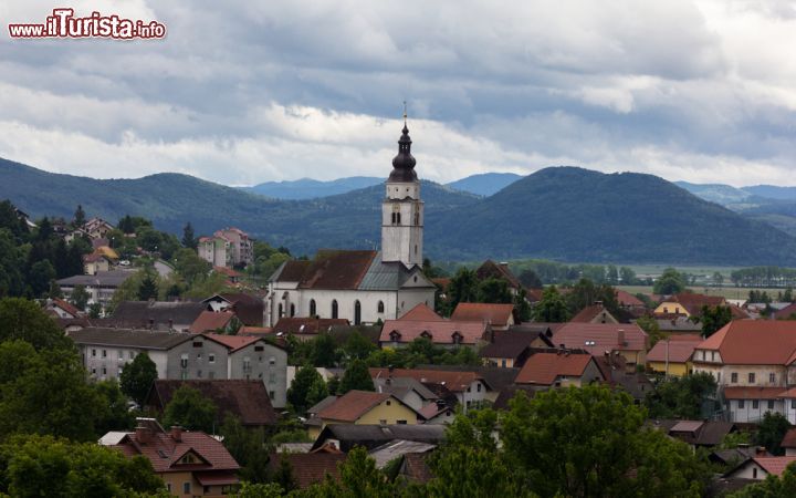 Immagine Centro storico di Cerknica, Slovenia - Panorama sul centro di questa graziosa cittadina della Slovenia sud occidentale. Posta in una conca sul versante orientale delle Alpi Giulie, nella regione storica della Carniola, ospita numerose chiese con campanili © FotoIvanKebe / Shutterstock.com