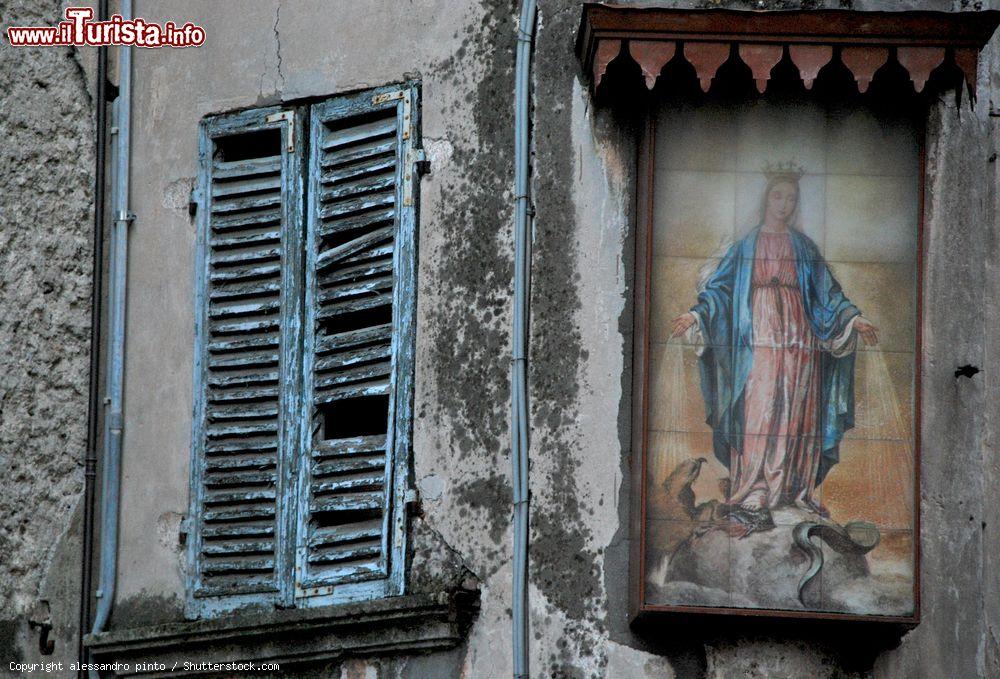 Immagine Centro storico di Ferentino: una vecchia persiana in legno colorato con a fianco un dipinto della Madonna (Lazio) - © alessandro pinto / Shutterstock.com