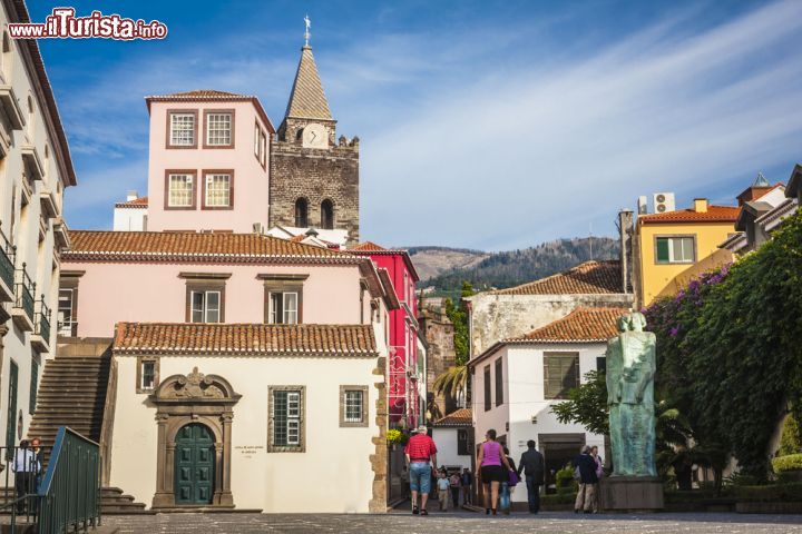 Immagine Il Centro Storico di Funchal, Madeira (Portogallo) - Essendo caratteristico e il cuore della cittadina, per qualsiasi turista che intenda visitare il Centro Storico di Funchal è consigliabile un percorso a piedi. Questo un po' perché come si può vedere dall'immagine ci sono scenari che alzando la testa meritano di essere visti (come si vede dal campanile della Cattedrale sullo sfondo) e un po' perché l'arredamento urbano in cui è disposto regala una piccola bomboniera che merita di essere osservata e vissuta in ogni passo - ©  Anilah / Shutterstock.com