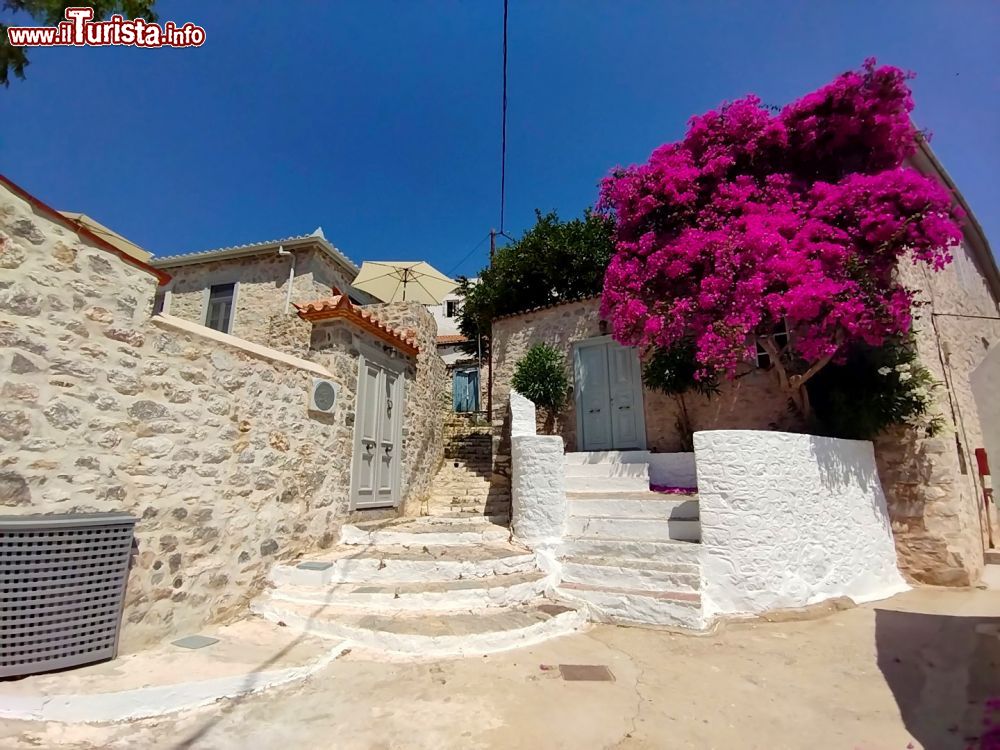 Immagine I colori del centro storico di Hydra, con le casette basse e tantissimi gradini.