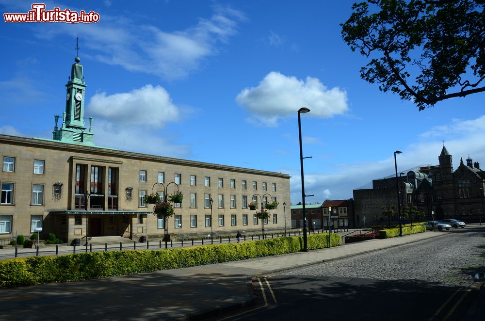 Immagine Uno scorcio fotografico del centro città di Kirkcaldy, Scozia, UK. Questa località venne donata dai monaci dell'abbazia di Dunfermline nel 1365 a patto che si creasse una sorta di collaborazione contro i predoni del nord che spesso attaccavano la zona.